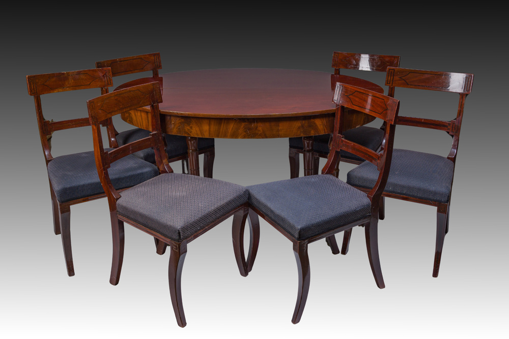 Table ovale en bois d'acajou avec six chaises assorties &agrave; pieds en sabre, France, premi&egrave;re moiti&eacute; du 19&egrave;me si&egrave;cle