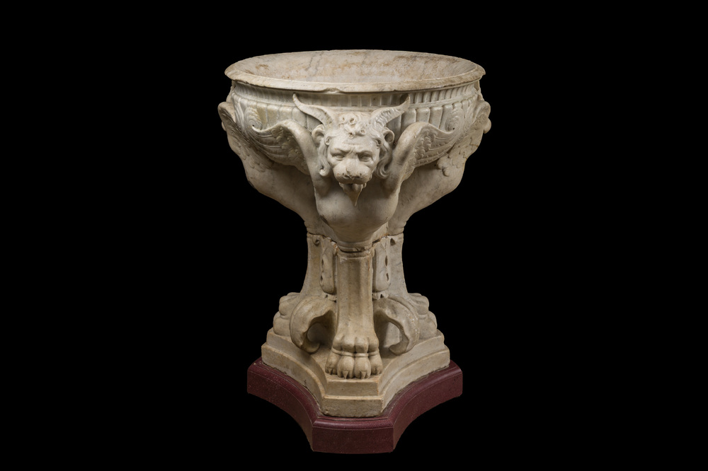 Imposant bassin en marbre blanc de Carrare avec trois lions ail&eacute;s, Italie, 18&egrave;me si&egrave;cle