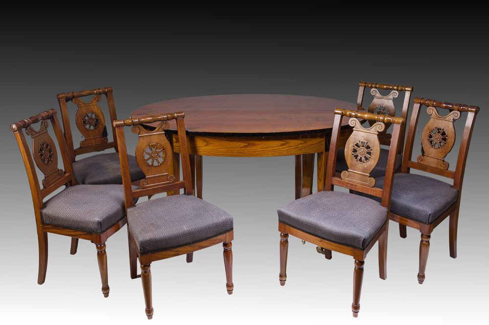 Table ovale en bois d'acajou avec quatorze chaises assorties &agrave; pieds en balustre et sabre, France, premi&egrave;re moiti&eacute; du 19&egrave;me si&egrave;cle