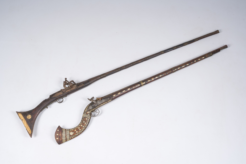 Deux mousquets incrust&eacute;s d'os ou Moukahla (moukalla), Syrie, 19&egrave;me si&egrave;cle