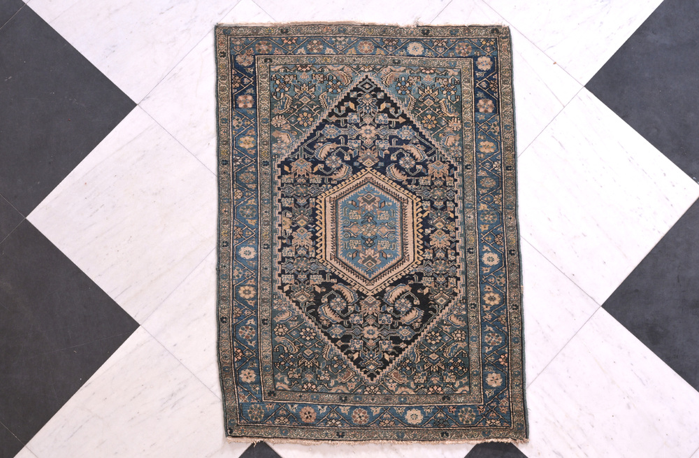 A Persian Hamadan rug with floral design, wool on cotton, 20th C.