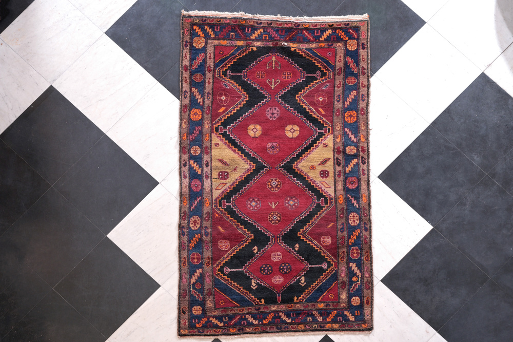 A Persian Hamadan or Kurdu rug with geometric design, wool on cotton, 20th C.