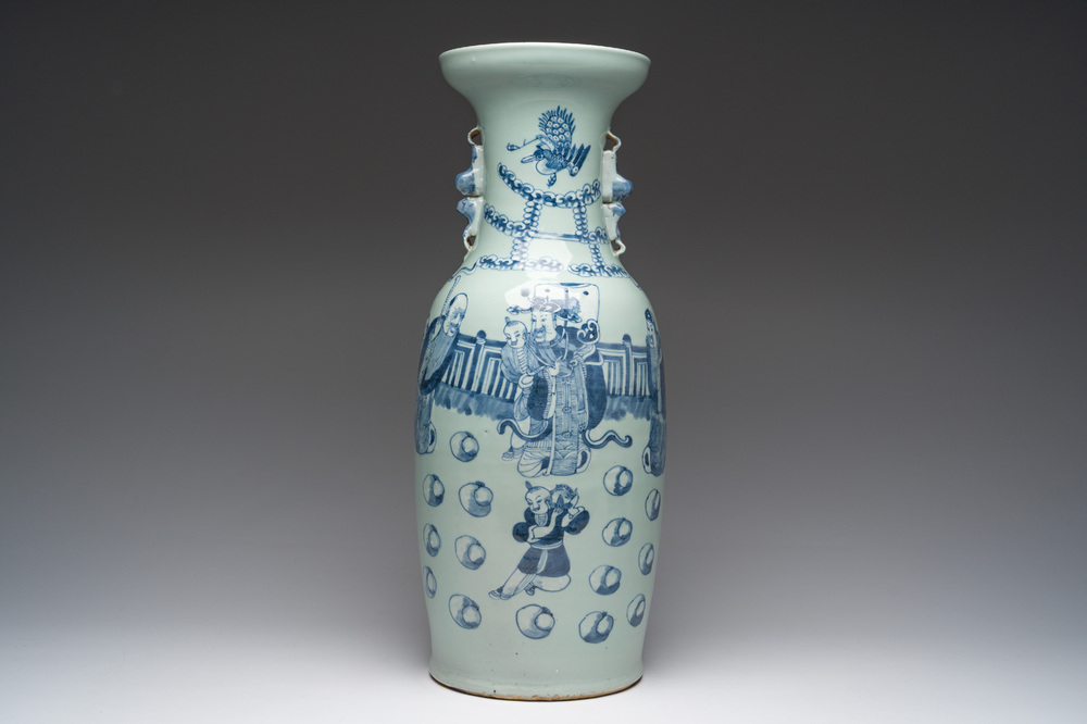 Een Chinese blauw-witte celadon vaas met de drie sterrengoden Fu, Lu en Shou Xing, 19de eeuw