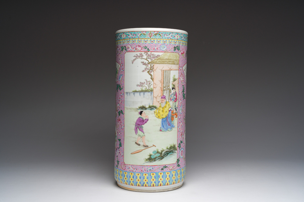 Een Chinese famille rose cilindervaas met verhalend decor, Qianlong merk, 20ste eeuw