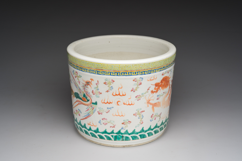 Een Chinese famille rose scroll pot met een draak en een feniks, 19de eeuw