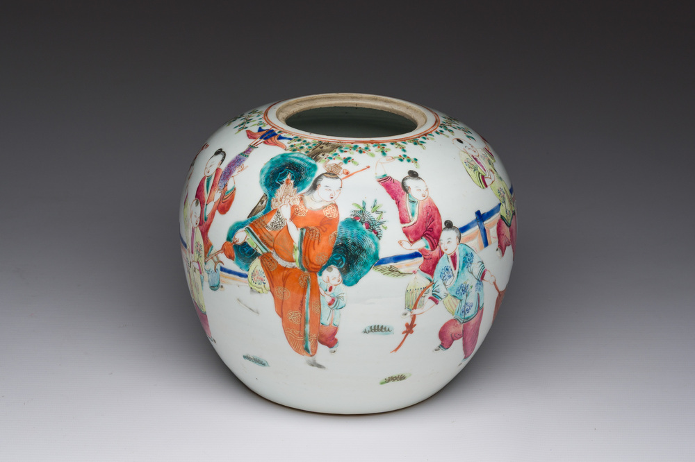 Een Chinese famille rose pot met spelende jongens, 19de eeuw