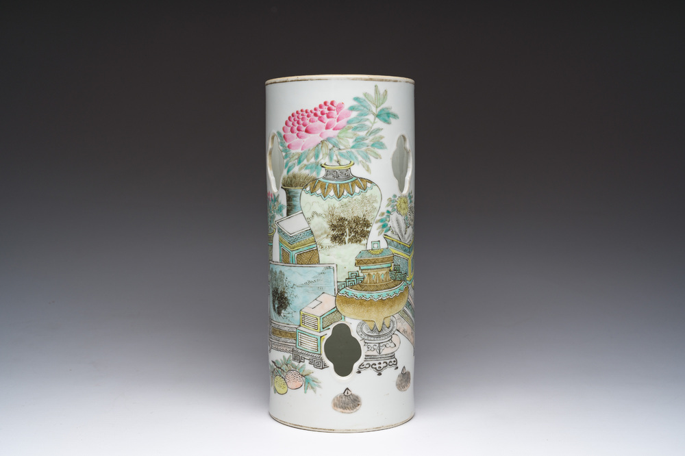 Een Chinese opengewerkte qianjiang cai hoedensteun met decor van antiquiteiten, Guangxu merk en periode