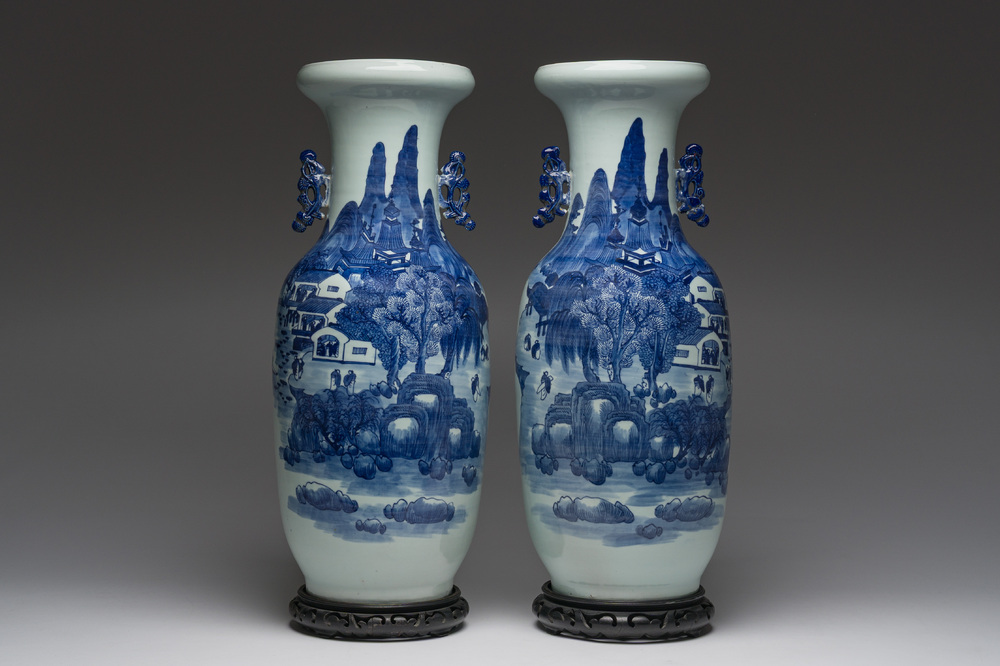 Een paar Chinese blauw-witte vazen met landschappen, 19de eeuw
