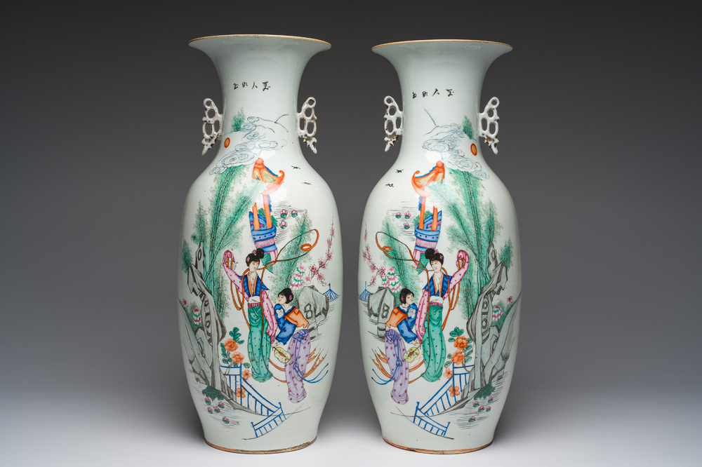 Een paar Chinese famille rose vazen met dames in een tuin, 19de/20ste eeuw