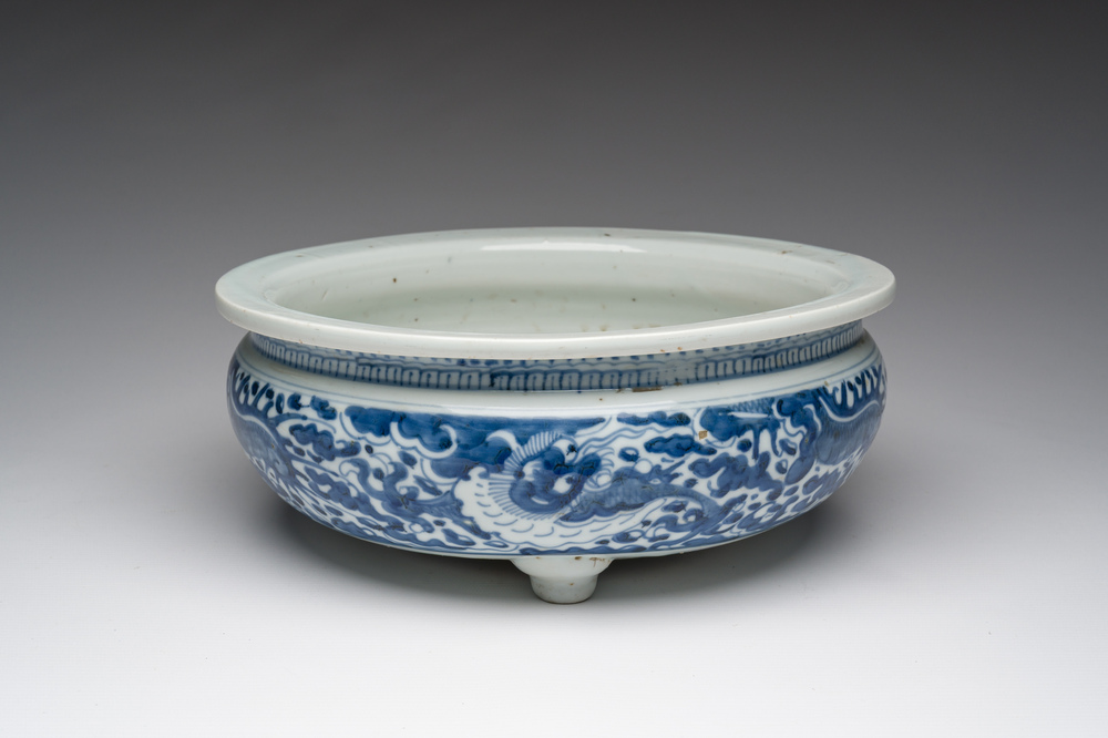 Een Chinese blauw-witte driepotige wierookbrander, 19de eeuw