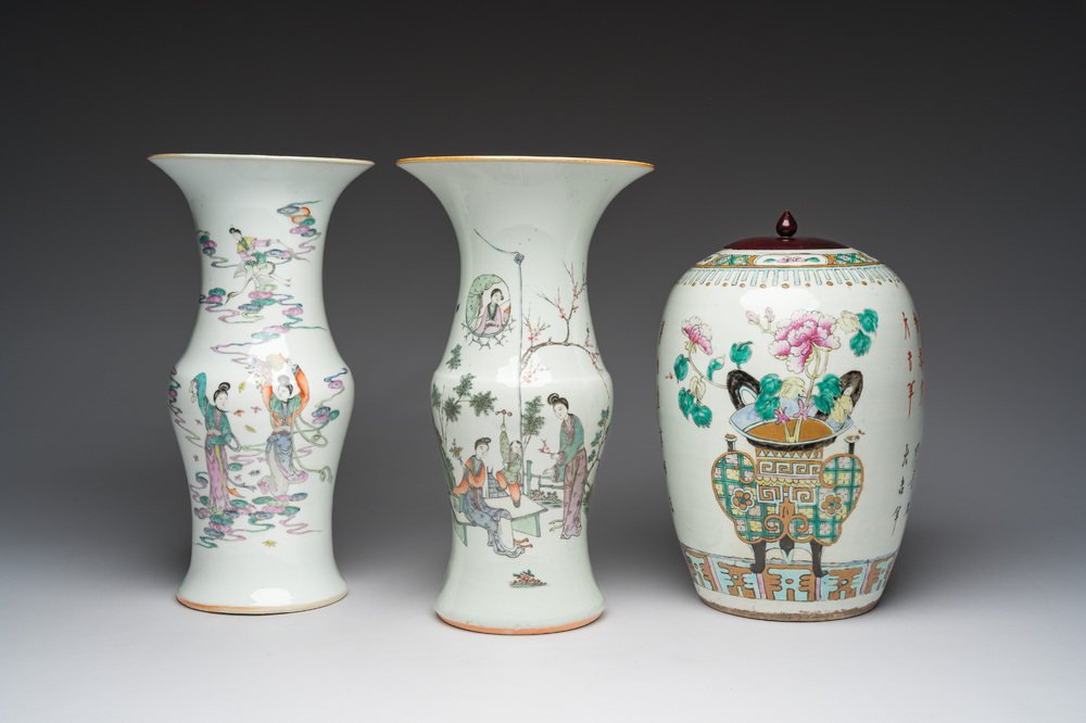 Twee Chinese qianjiang cai yenyen vazen en een famille rose dekselpot, 19de/20ste eeuw
