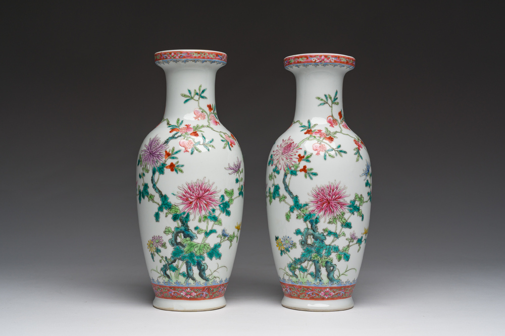 Een paar Chinese famille rose vazen met granaatappels, bloesemtakken en vleermuizen, Yongzheng merk, 20ste eeuw