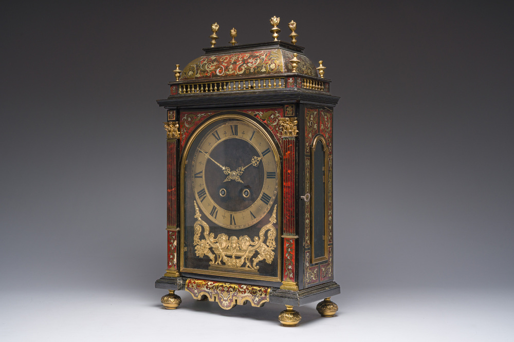 Een Franse 'Religieuse' Boulle pendule met schildpadfineer en verguld brons in Lodewijk XIV stijl, 19de eeuw