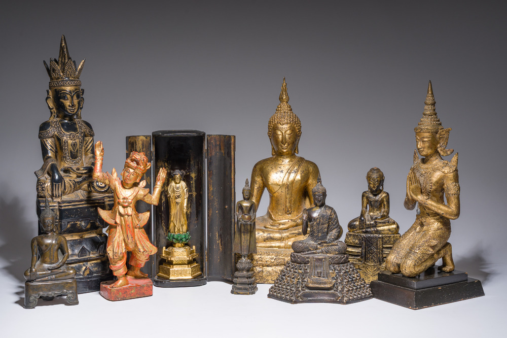 Een gevarieerde collectie van negen oosterse bronzen en houten sculpturen, o.a. Thailand, Nepal, Birma, 19de/20ste eeuw