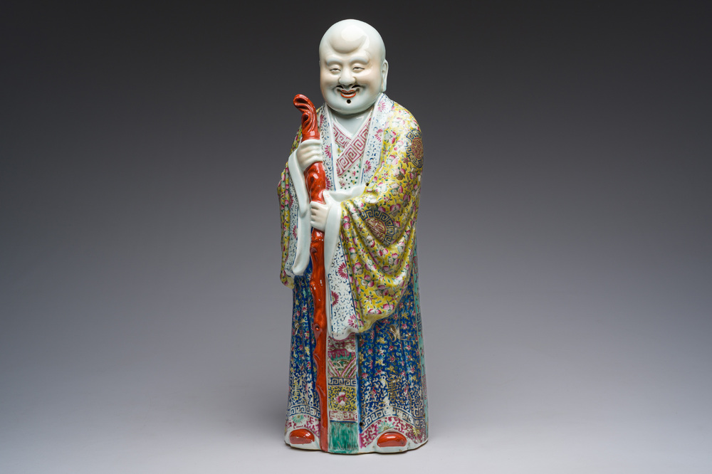 Een grote Chinese famille rose figuur van Shou Xing, 19de eeuw