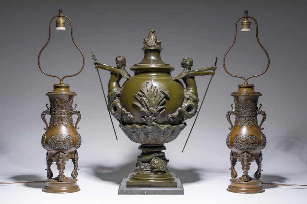 Een Franse gepatineerd bronzen dekselurne naar Auguste Moreau en een paar lampenbasissen in Japanse stijl, 19de/20ste eeuw