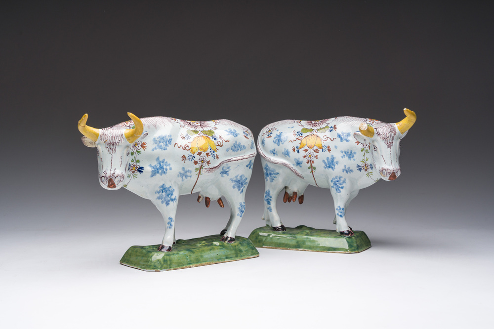 Een paar polychrome Delftse modellen van koeien, 18de eeuw
