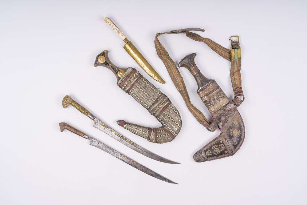 Twee dolken in hun schede en drie messen, Noord-Afrika en Balkangebied, 19de eeuw