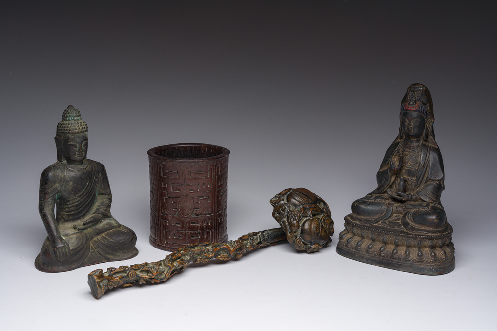 Twee Chinese bronzen Boeddha&rsquo;s, een houten penseelbeker en een ruyi-scepter, 19de/20ste eeuw