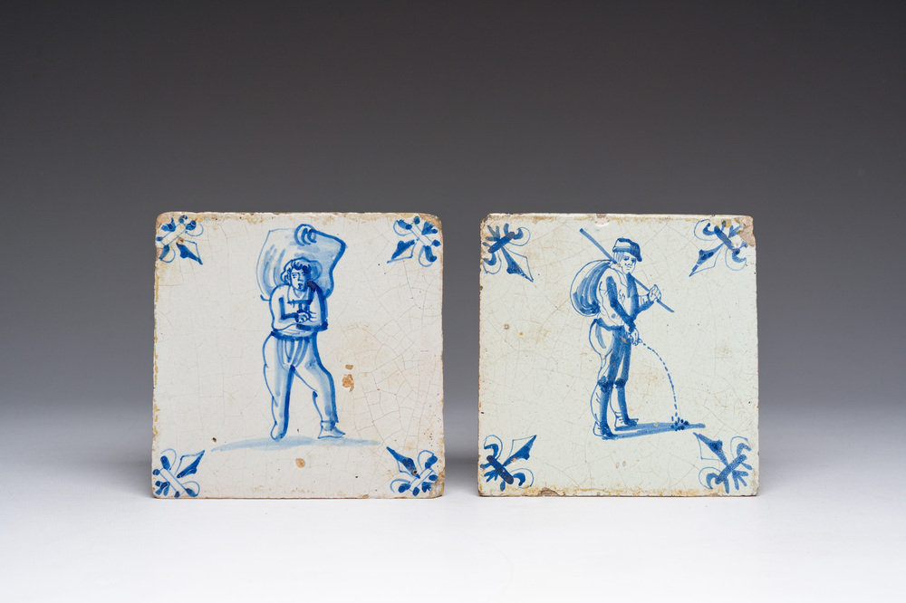 Twee blauw-witte Delftse tegels, w.o. een plasser, 17de eeuw