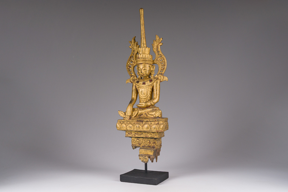 Een grote Birmaanse gelakte en vergulde houten Boeddha met glas ingelegd, 19de eeuw