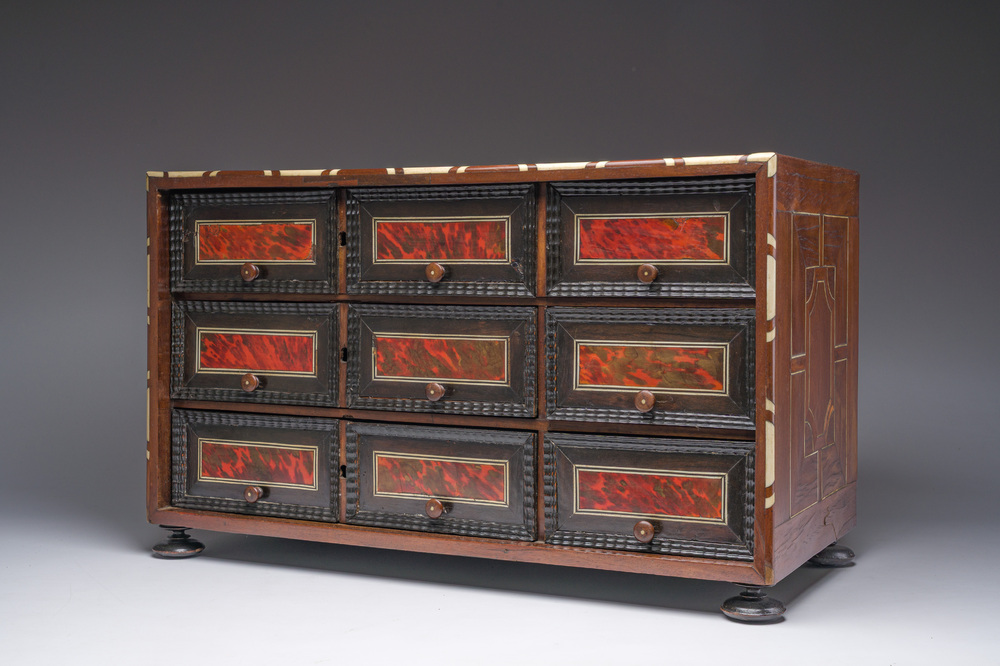 Een Antwerps tafelkabinet met schildpad- en palissanderfineer, ge&euml;boniseerd hout en inlegwerk van been, 17de eeuw