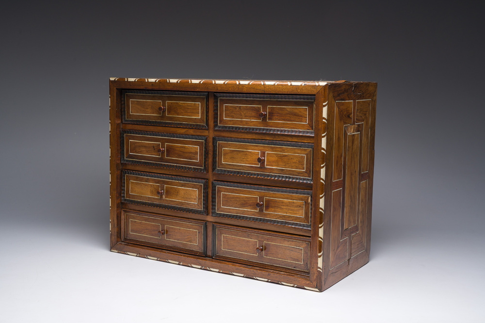 Een Antwerps tafelkabinet met palissanderfineer, ge&euml;boniseerd hout en inlegwerk van been, 17de eeuw