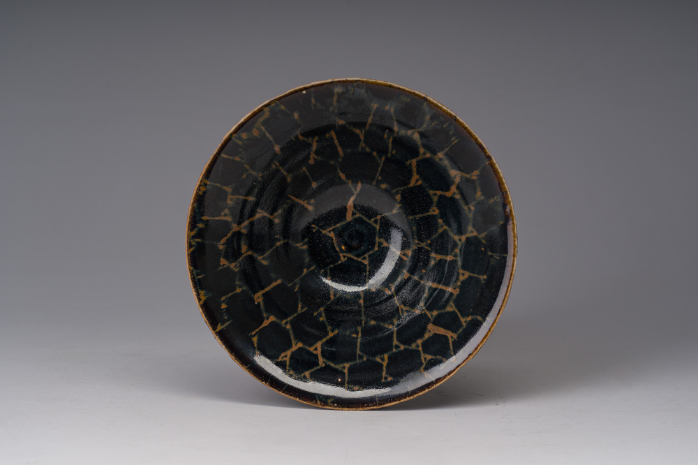 A Chinese Jian 'broken ice' bowl in Song style, 19th/20th C.