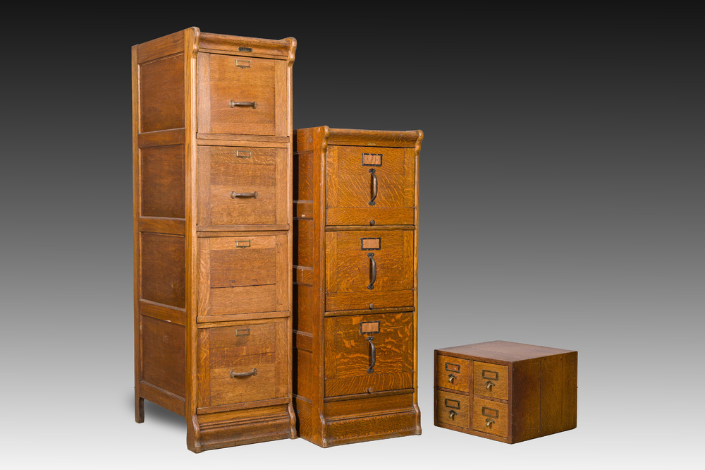 Two wooden filing cabinets, Globe Wernicke and Au Ch&ecirc;ne Vert, and a four compartment storage box, 19th/20th C.