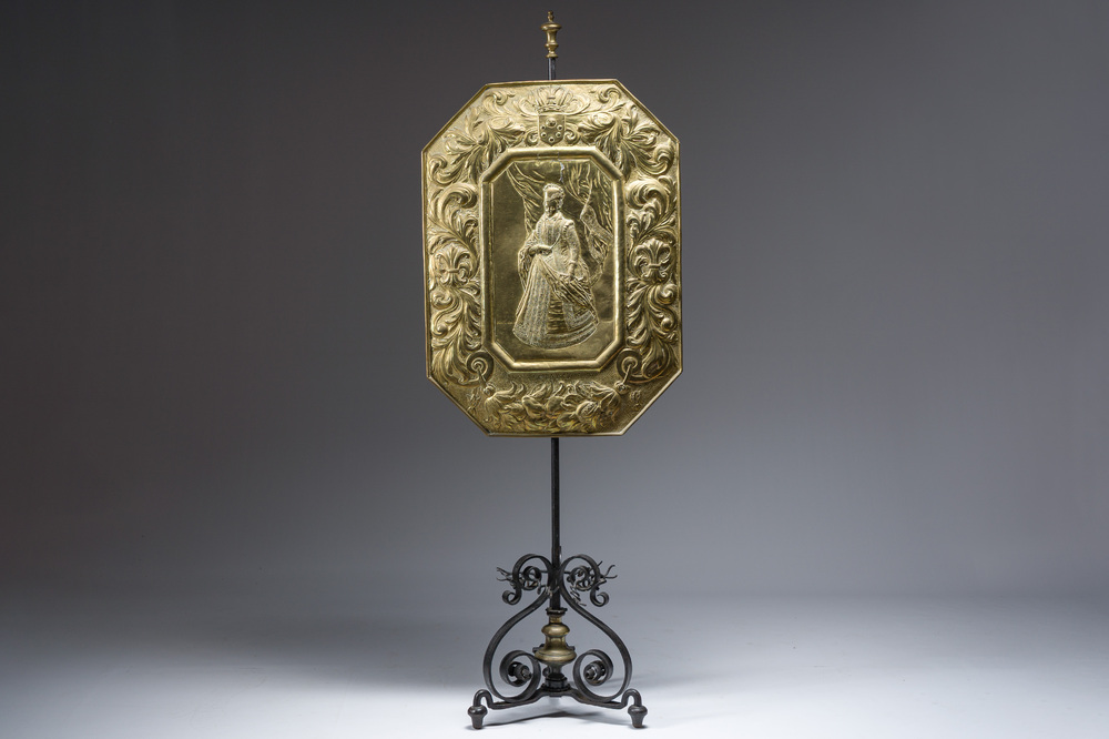 A gilt copper firescreen depicting Marie de' Medici on a wrought iron base, 19th C.