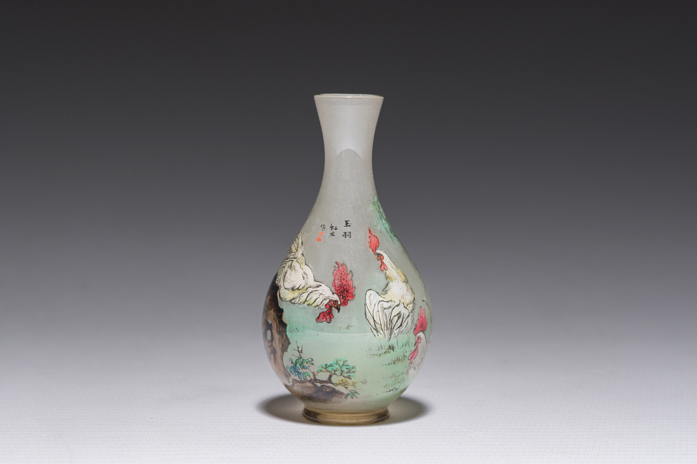 A Chinese miniature reverse painted glass scent bottle with roosters, 19th/20th C.