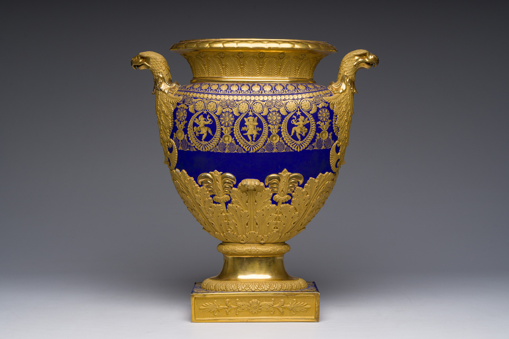 A fine French Empire vase with refined gilt design on a cobalt blue ground, Paris, early 19th C.