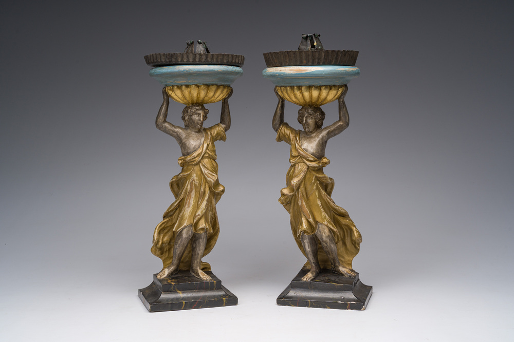 Een paar gepolychromeerd en verguld houten kandelaars in de vorm van vrouwen op een faux marbre basis, 18de/19de eeuw