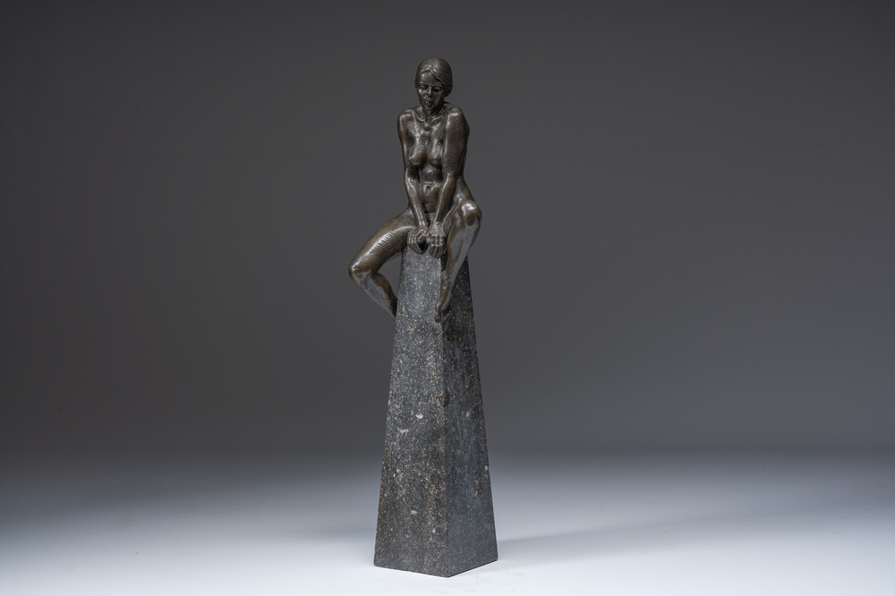 Ir&eacute;n&eacute;e Duriez (1950): 'Annemie zittend', bruingepatineerd brons op een tapse marmeren sokkel, ed. 5/8