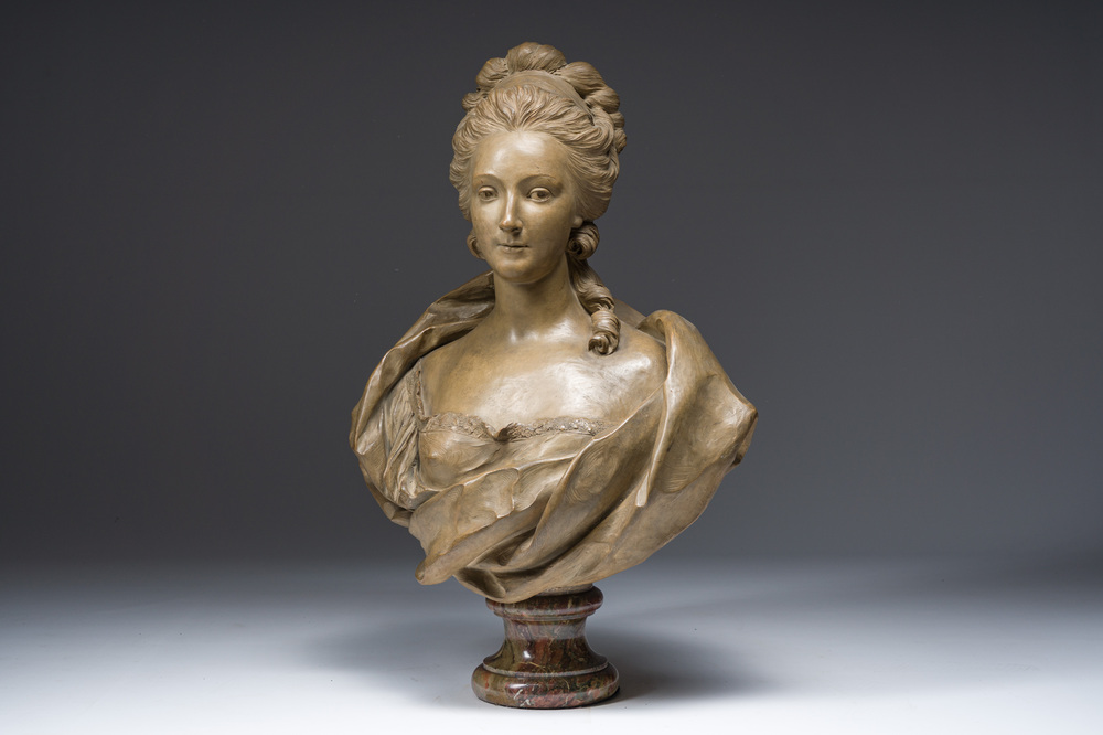 Franse school, navolger van Felix Lecomte (1737-1817): Buste van Marie Antoinette, gepatineerd terracotta op marmeren voet, ca. 1900