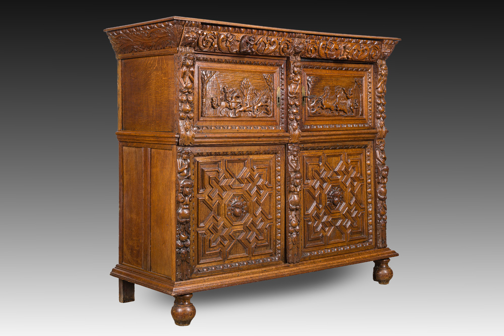 Een Vlaamse eikenhouten vierdeurskast, 17de eeuw