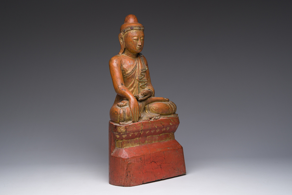 Een ingelegde deels verguld houten figuur van de zittende Boeddha, Birma, 19de eeuw