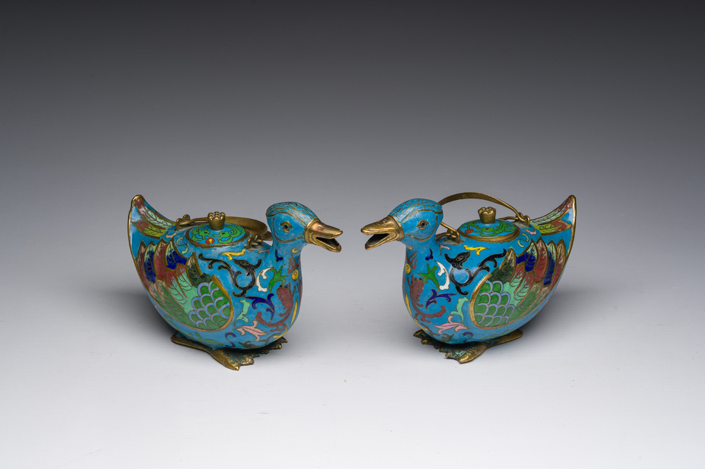 Een paar Chinese cloisonn&eacute; kannen in de vorm van eenden, 19de/20ste eeuw