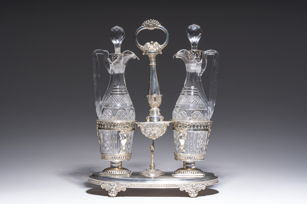 Een Antwerps zilveren Empire olie-en azijnstel met geslepen kristallen karaffen, 833/000, gedateerd 1814-1831