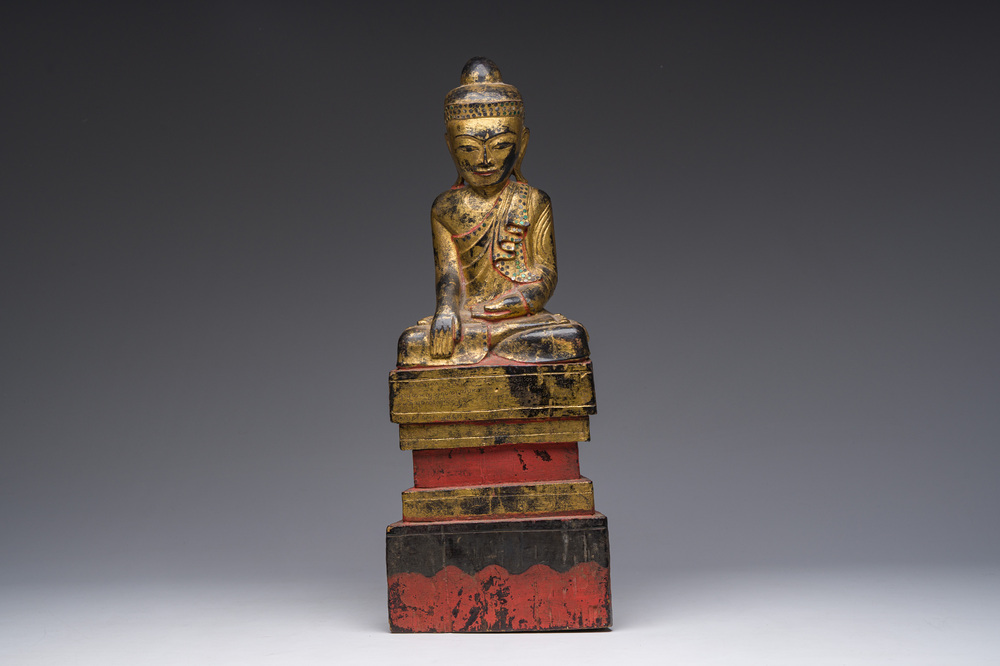 Een deels verguld houten figuur van de zittende Boeddha, Birma, 19de eeuw