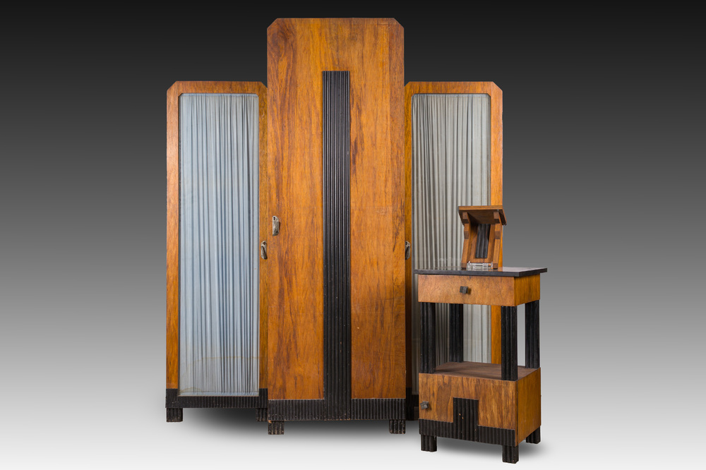 Joseph De Bruycker (1891-1942, attributed to): A mahogany Art Deco or Modern bookcase, a bookcase rack and a console, De Coene, Kortrijk, ca. 1925