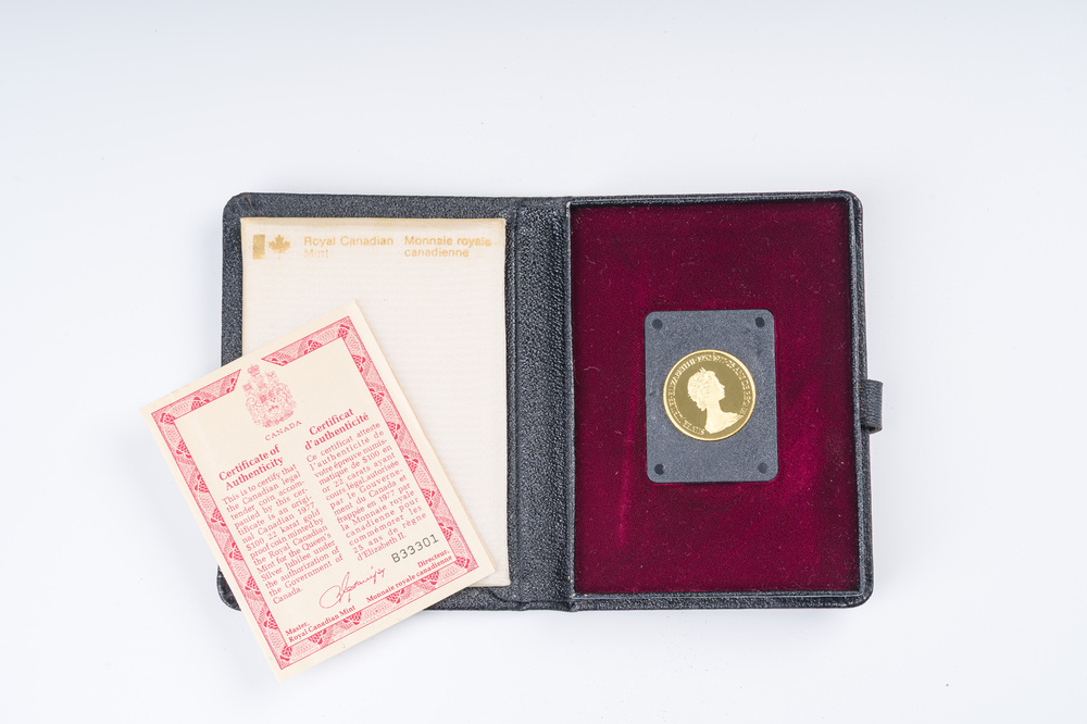 Pi&egrave;ce de 100 $ en or de 22 carats comm&eacute;morant le jubil&eacute; d'argent de la reine Elizabeth II, dat&eacute; 1977