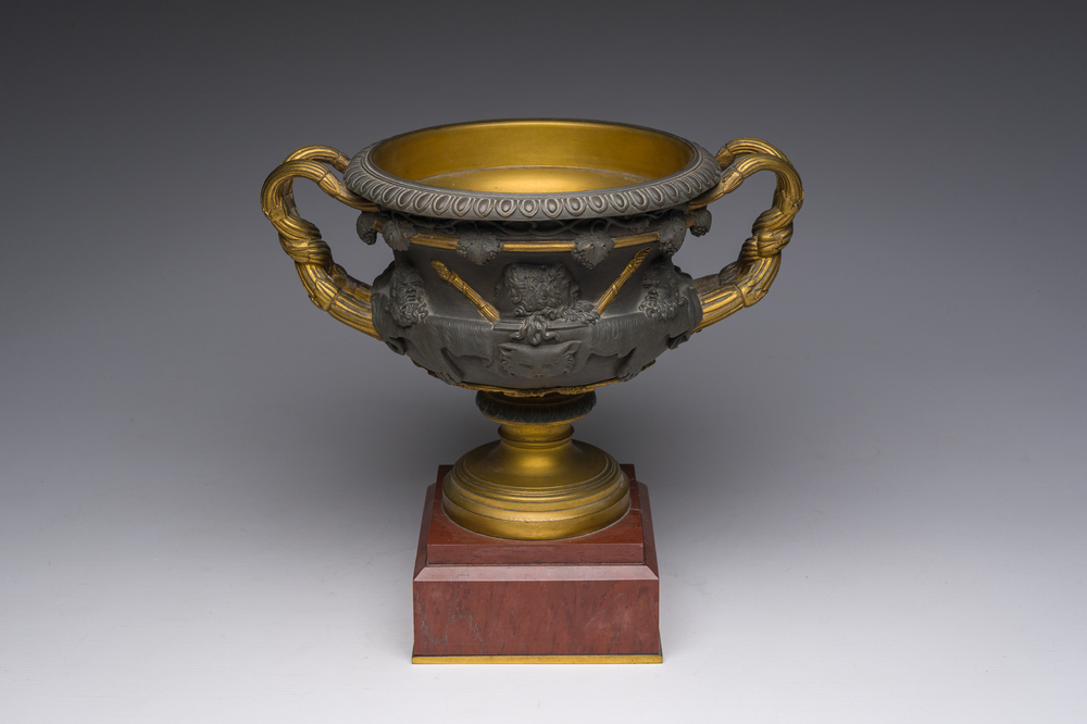 Een verguld en gepatineerd bronzen Medici coupe met druivenranken en mythologische figuren op een rode marmeren voet, 19de/20ste eeuw