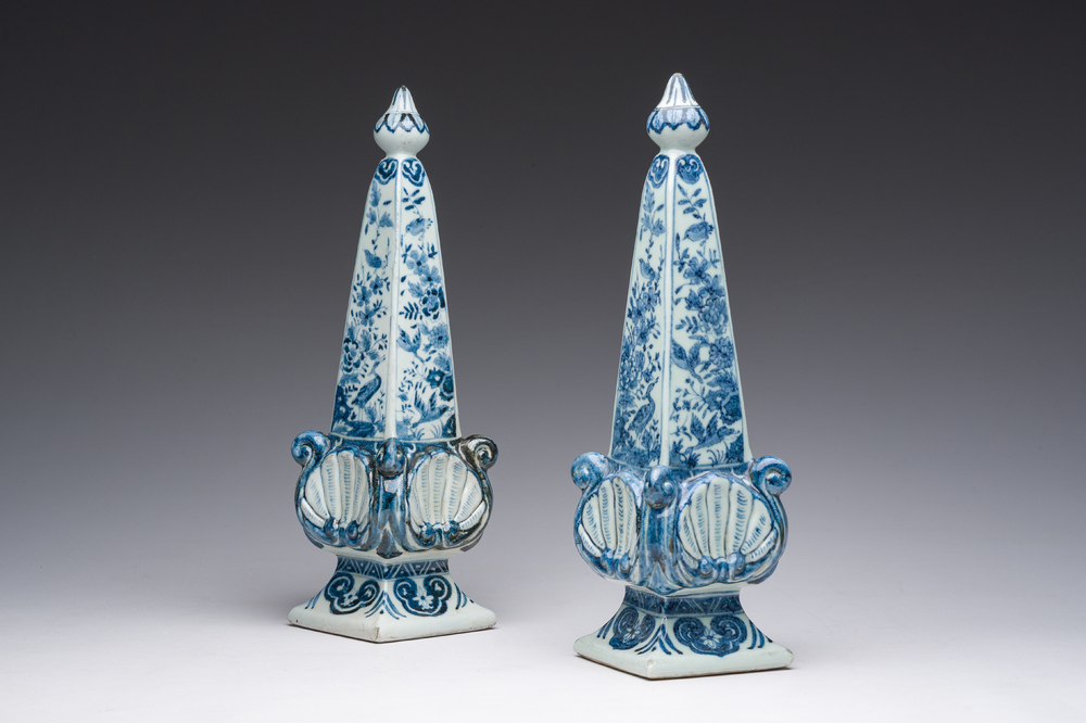 A pair of Chinese blue and white Delft style obelisks, 20th C.
