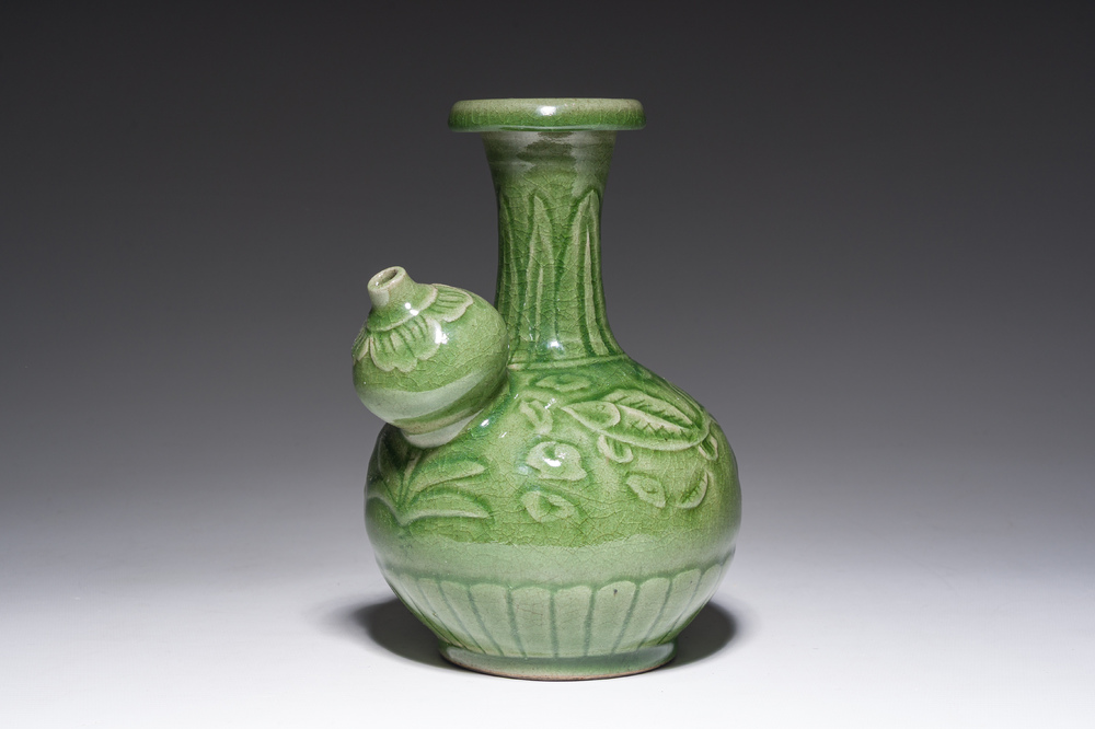 Een Chinese celadon kendi met onderglazuur decor van vissen, 19de eeuw