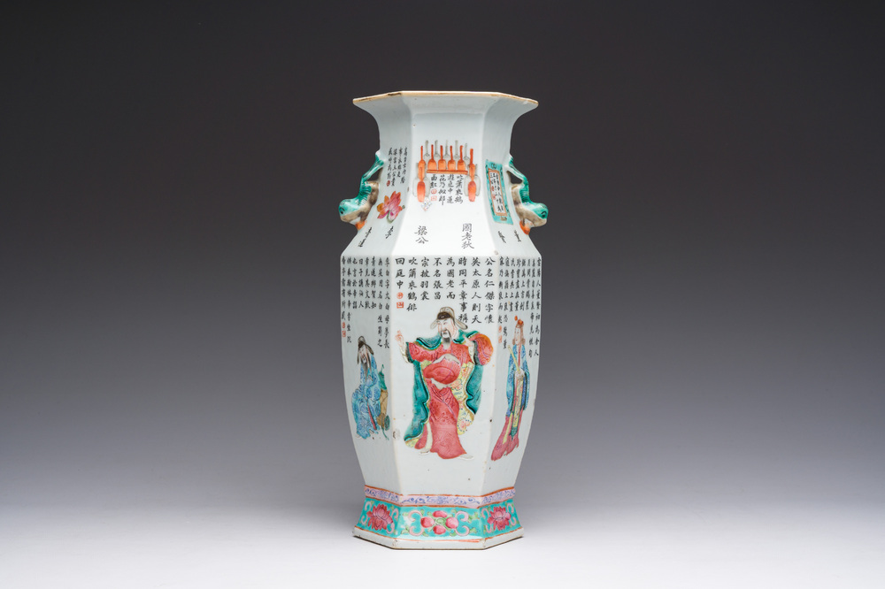 Een zeshoekige Chinese famille rose vaas met Wu Shuang Pu decor, 19de eeuw