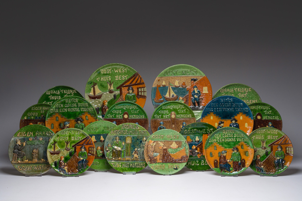 Een collectie van 18 Torhouts aardewerken spreukschotels, 20ste eeuw