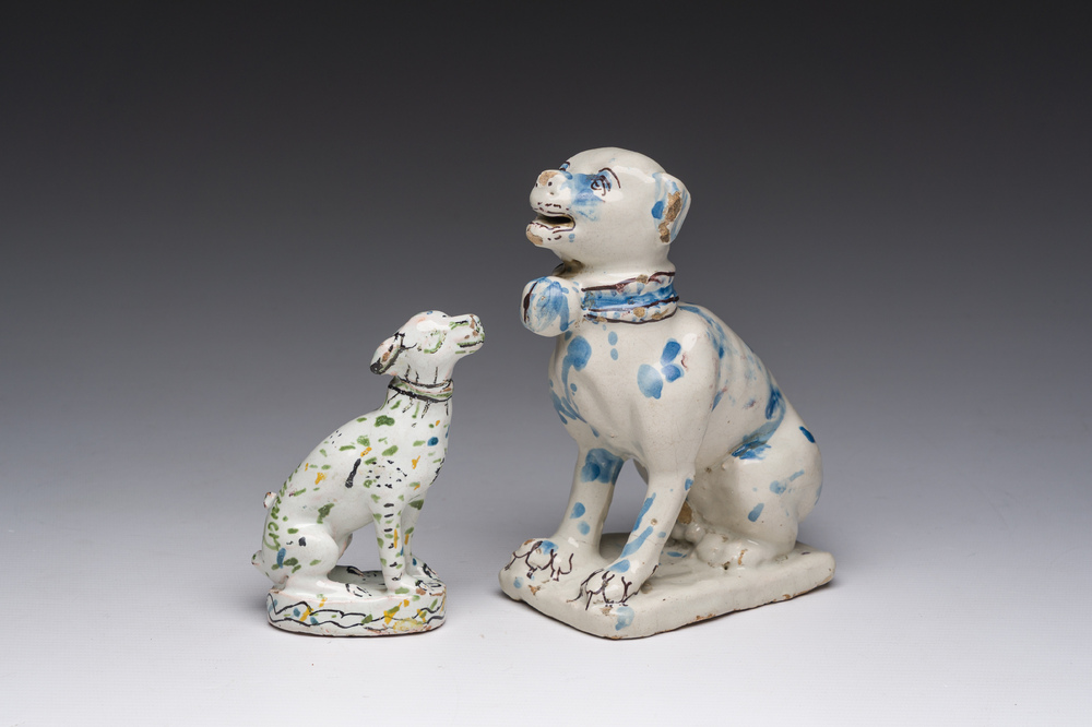 Twee polychrome aardewerken sculpturen van honden, Frankrijk, 18de eeuw