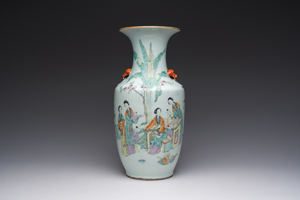 Een Chinese qianjiang cai vaas met dames en kinderen in een paleistuin, 19de eeuw