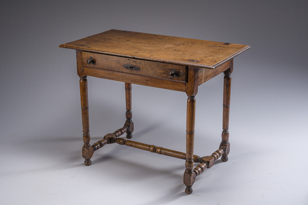 Een eikenhouten betaaltafeltje, 18de/19de eeuw